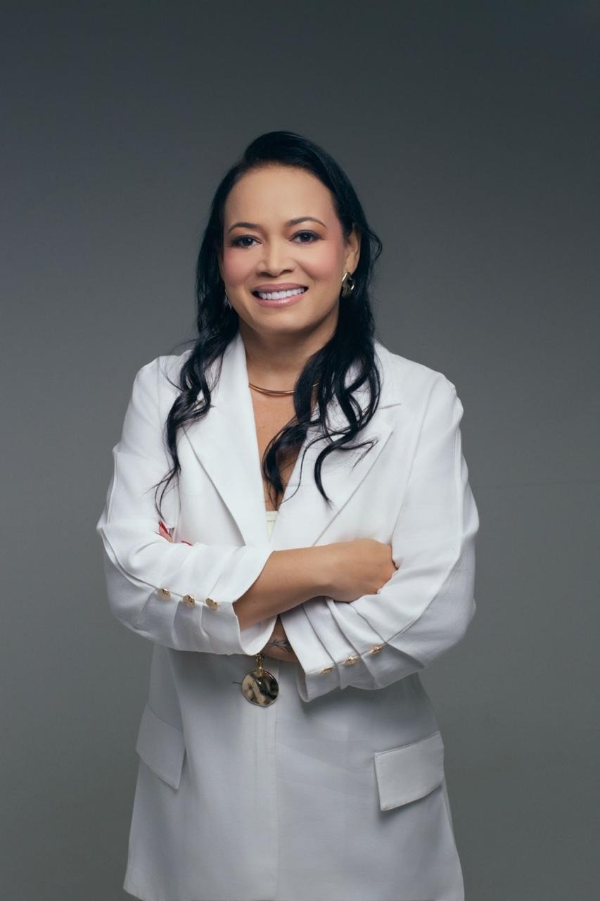 Dra. Cristiane Coelho em retrato de braços cruzados