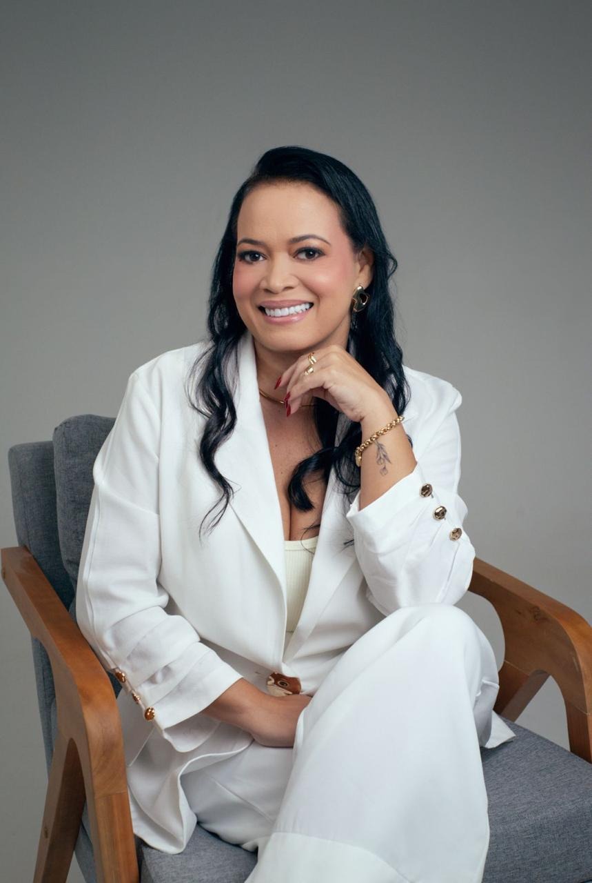 Dra. Cristiane Coelho em retrato profissional