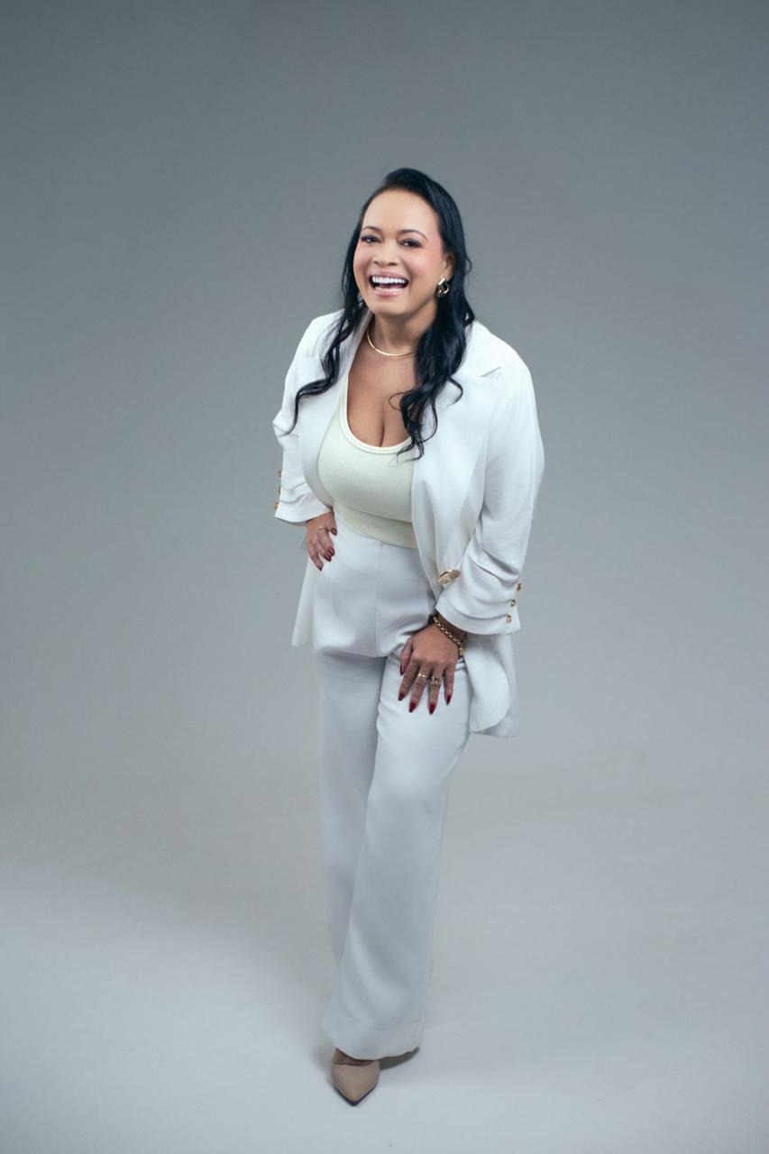 Dra. Cristiane Coelho sorrindo em pé